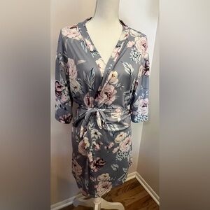 Elegant Gray and Pink Floral Design Robe With 3/4 Length Sleeves - NWOT